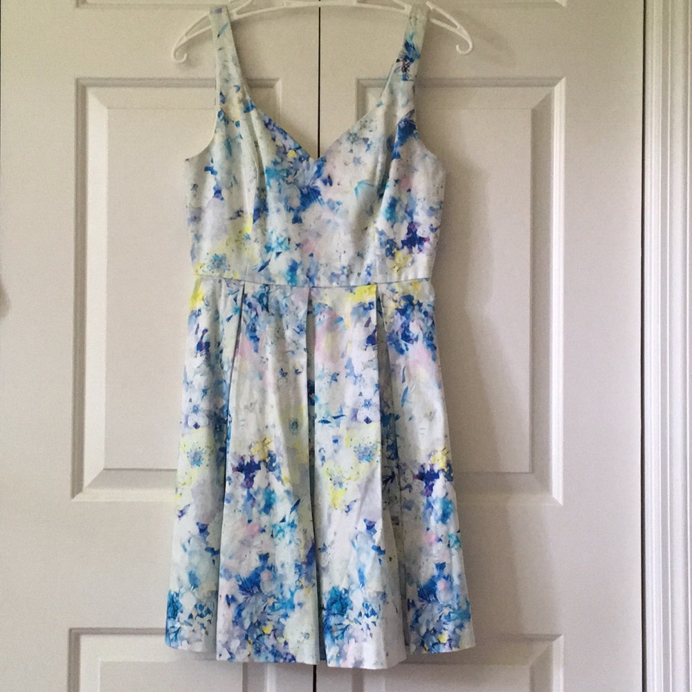 Gorgeous floral dress - size 6 LIKE NEW